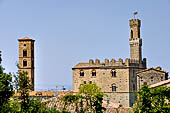 Volterra, Palazzo dei Priori e il campanile del Duomo dominano il profilo della citt.